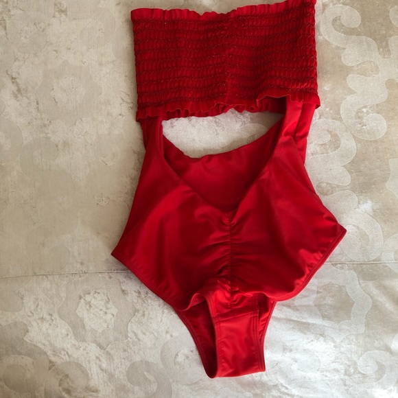 Red one piece bikini - Picture 3 of 6